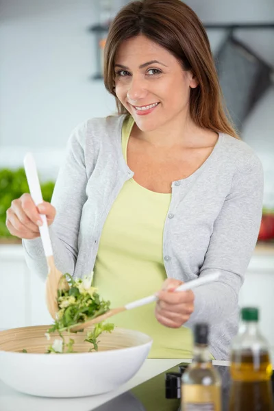 Mladá Žena Připravuje Zeleninový Salát Kuchyni — Stock fotografie