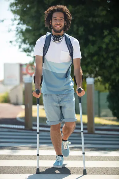 Invalidní Muž Přecházející Přechod Pro Pěší — Stock fotografie