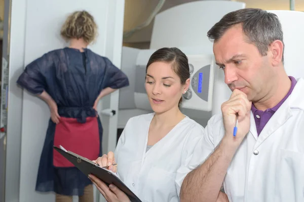Doctors Talk Patient Takes Breast Cancer Screening — Stock Photo, Image