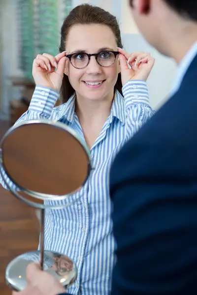 Donna Che Prova Gli Occhiali Negozio Ottico — Foto Stock
