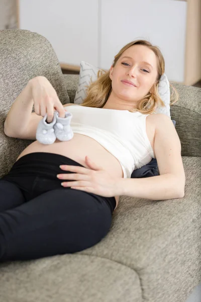 Happy Pregnant Woman Holding Shoes Bellt — Stock Photo, Image