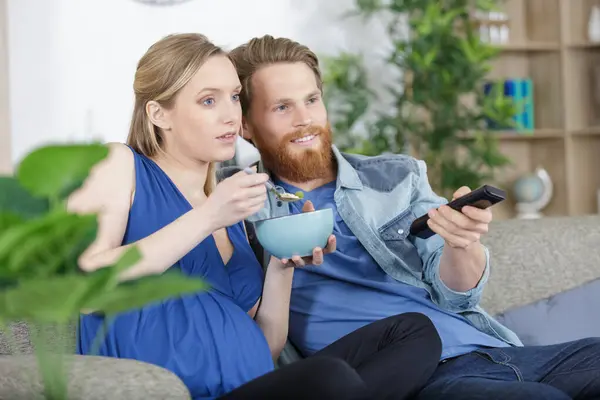 Glückliches Junges Paar Sitzt Auf Sofa Vor Dem Fernseher — Stockfoto