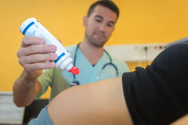 Arzt Quetscht Sich Für Ultraschalluntersuchung Aus Schlauchgel — Stockfoto