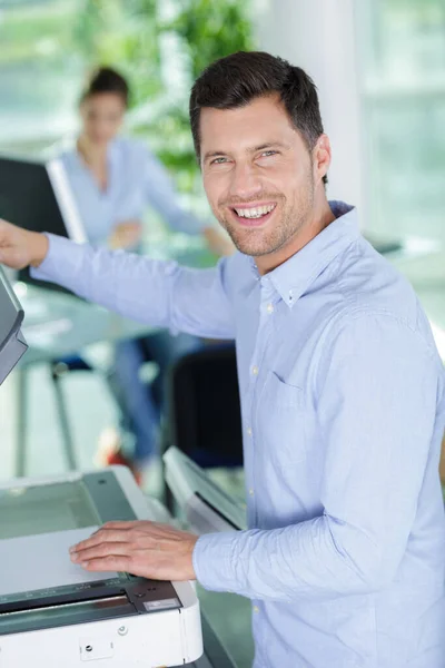 Happy Man Using Copy Machine — Stock Photo, Image