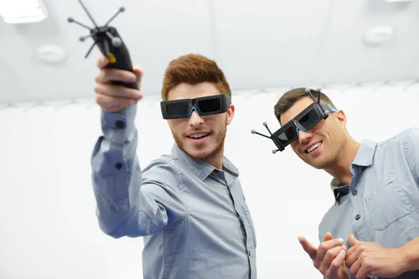 Due Uomini Che Sperimentano Occhiali Realtà Virtuale — Foto Stock