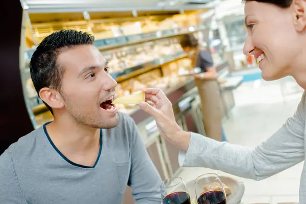 カフェでカップル 男性の口にチーズを供給する女性 — ストック写真