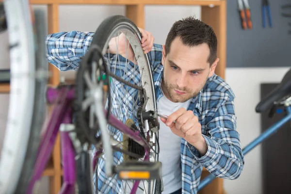 Young Mechanic Working Bicycle Wheel — Stock Photo, Image