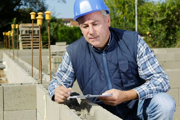 Male Builder Checking Concrete Wall — Stock Photo, Image