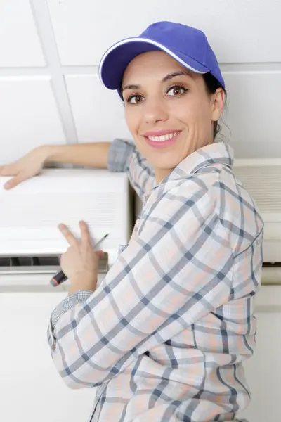 Glückliche Reparaturfrau Repariert Klimaanlage — Stockfoto