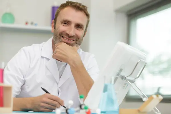 Lächelnd Reif Männlich Arzt Labor — Stockfoto