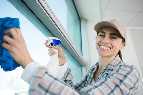 Smiling Professional Woman Cleaning Windows — Stock Photo, Image