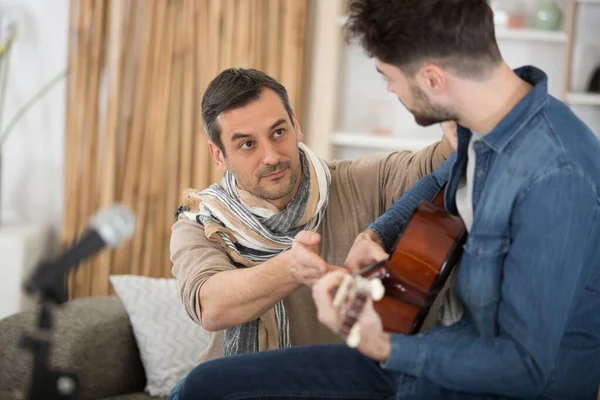 Zwei Männer Spielen Akustikgitarre — Stockfoto