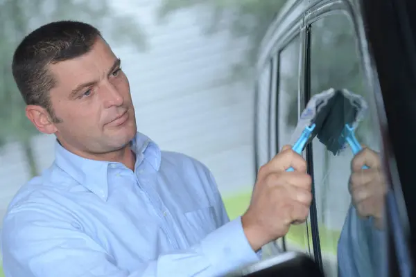 Adam Arabasının Camını Temizliyor — Stok fotoğraf