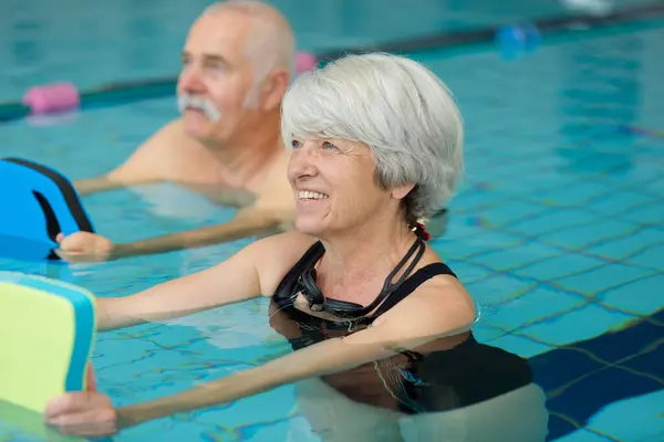 Yaşlı Çift Yüzme Havuzunda Egzersiz Yapıyor — Stok fotoğraf