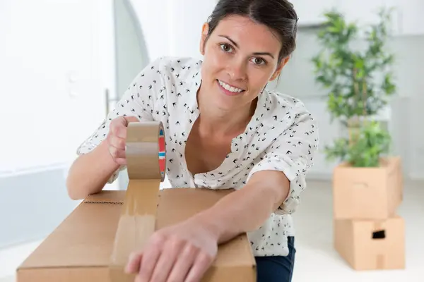 Close Woman Packing Cardboard Box — Stock Photo, Image