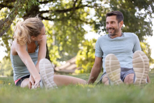 Young Couple Exercising Park Doing Stretching — Stock Photo, Image