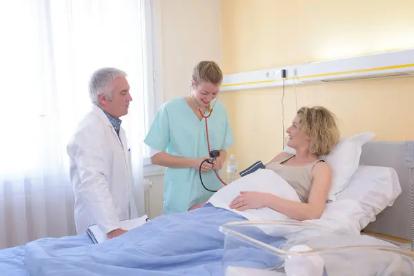 Médico Está Comprobando Presión Arterial Las Mujeres Embarazadas —  Fotos de Stock
