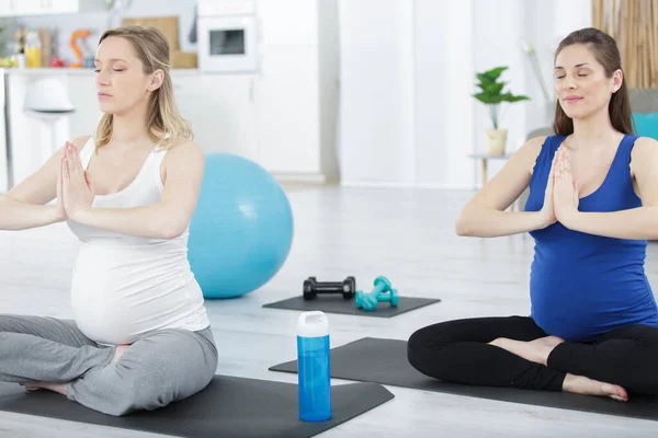 Zwei Schwangere Frauen Unterhalten Sich Yoga Kurs — Stockfoto