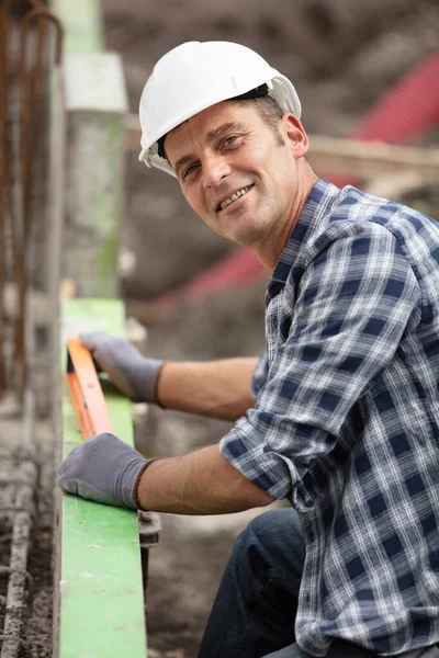 Smiling Builder Using Spirit Level Construction Site — Stock Photo, Image