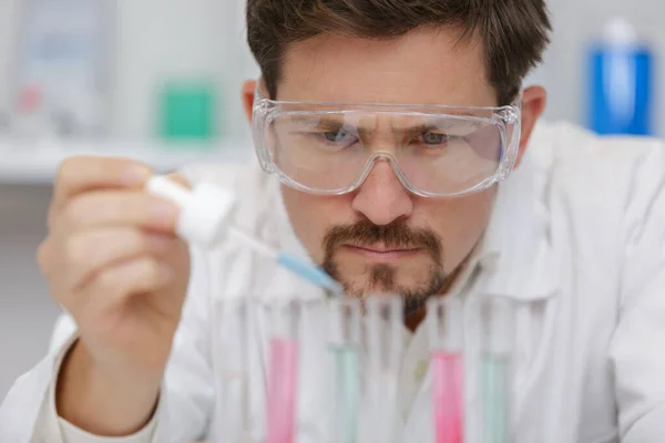 Onderzoek Werknemer Doen Van Experimenten Met Chemische Vloeistof Bij Laboratorium — Stockfoto