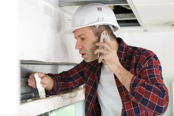 Constructor Teléfono Durante Renovación Del Interior Del Apartamento — Foto de Stock