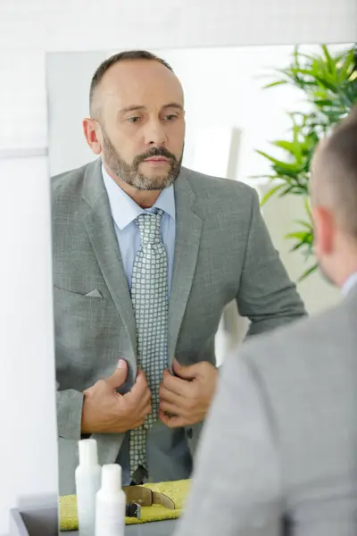 Elegant Man Provar Kostym Spegel — Stockfoto
