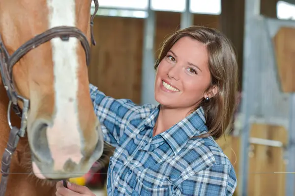 Mädchen Mit Pferd Stall — Stockfoto