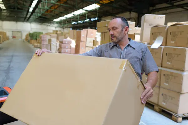 Porter Carrying Boxes Warehouse — Stock Photo, Image