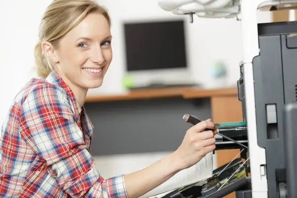 Woman Fixing Printer Machine Office — Stock Photo, Image