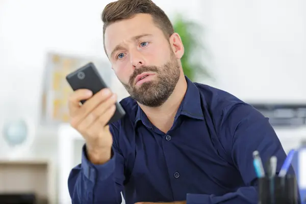 Young Office Worker Reading Text Message — Stock Photo, Image