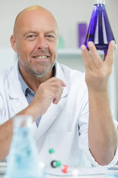 Male Worker Chemistry Experiment — Stock Photo, Image