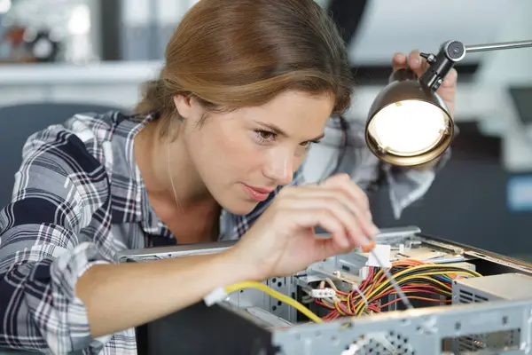 Técnica Feminina Que Trabalha Com Transistor — Fotografia de Stock