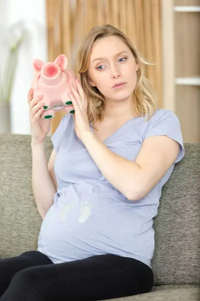 Mladá Těhotná Žena Drží Prasátko Banka — Stock fotografie