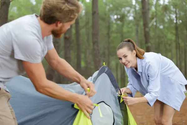 カップルは森にテントを置いた — ストック写真