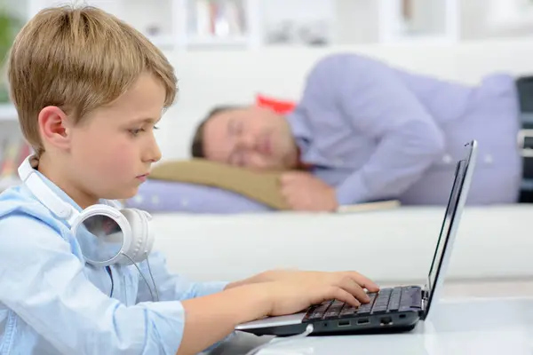 Çocuk Dizüstü Bilgisayarda Baba Kanepede Uyuyor — Stok fotoğraf