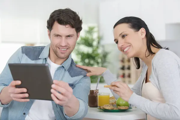 Couple Home Kitchen Using Electronic Tablet — Stock Photo, Image