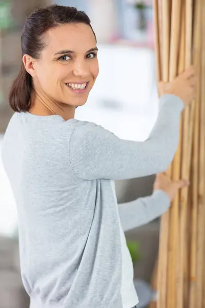 Glückliche Hausfrau Schmückt Ihr Haus — Stockfoto