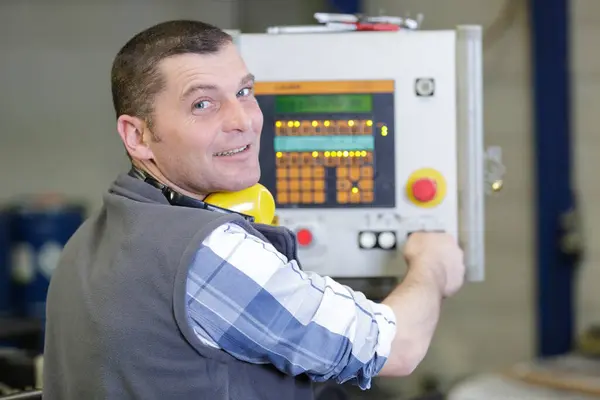 Tersenyum Pria Berseragam Bekerja Pada Mesin Otomatis Besar Dalam Ruangan — Stok Foto