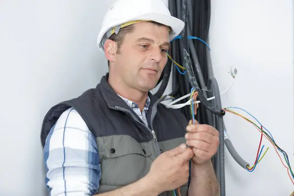 Maturo Elettricista Maschio Esaminando Impianto Cablaggio — Foto Stock