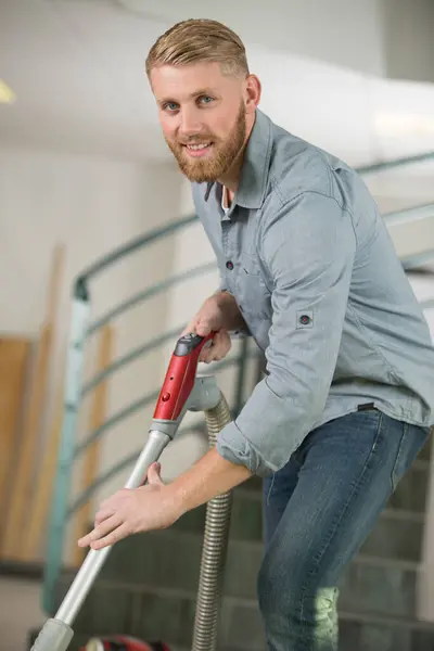 Hombre Limpieza Casa Con Aspiradora —  Fotos de Stock
