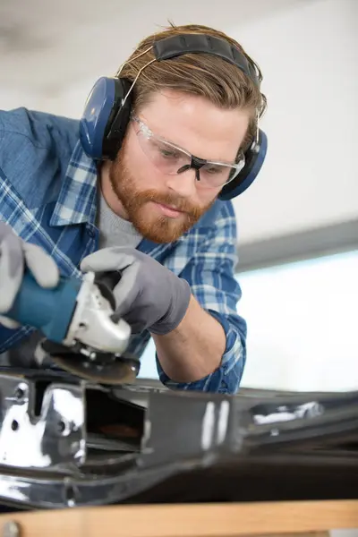 Male Mechanic Using Angle Grinder — Stock Photo, Image