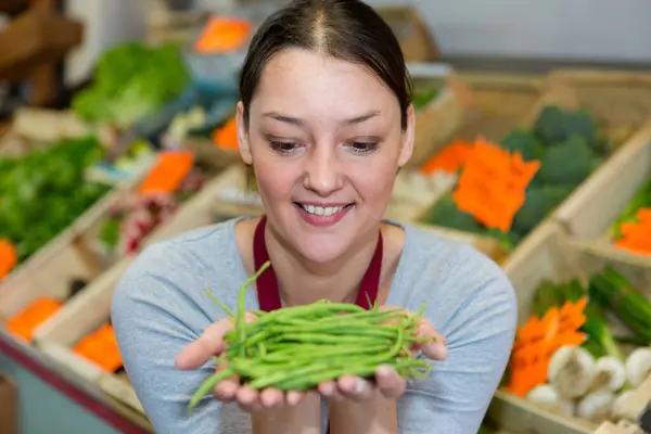 Woman Holding Fresh Green Beans — Stock Photo, Image
