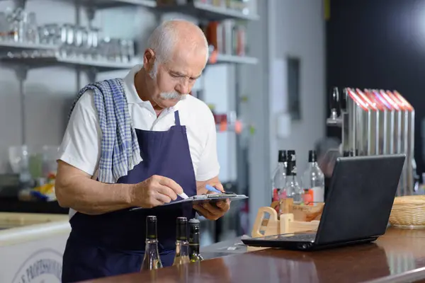 Male Barista Using Tablet Counter Bar — Stock Photo, Image