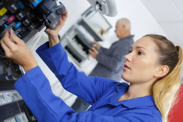 Female Apprentice Fixing Printer — Stock Photo, Image