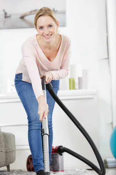 Young Woman Hoovering Carpet Home — Stock Photo, Image