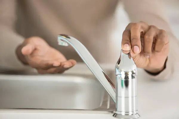 Nahaufnahme Des Einschaltens Eines Wasserhahns Zum Händewaschen — Stockfoto