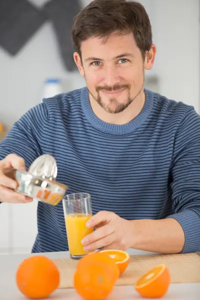 Handsome Man Squeezes Oranges Juice — Stock Photo, Image