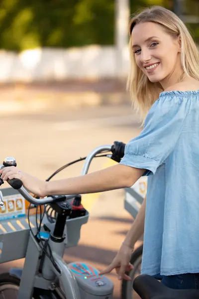 Bisiklet Kiralama Platformunda Bisiklet Süren Bir Kadın — Stok fotoğraf
