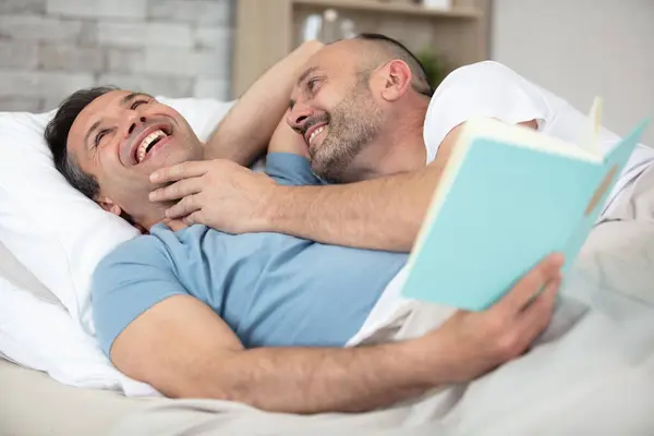 Couple Reads Some Books Together Bed — Foto de Stock