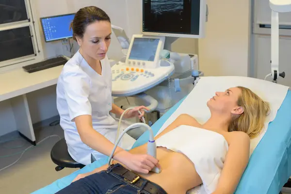 医生用超声波探查妇女的胃部 — 图库照片